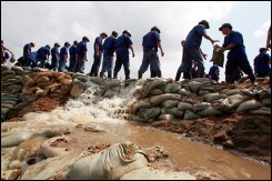 Chine : espoir quasi nul pour 181 mineurs coincés dans des puits inondés